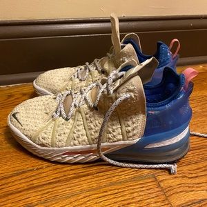 Nike LEBRON XVIII size 9